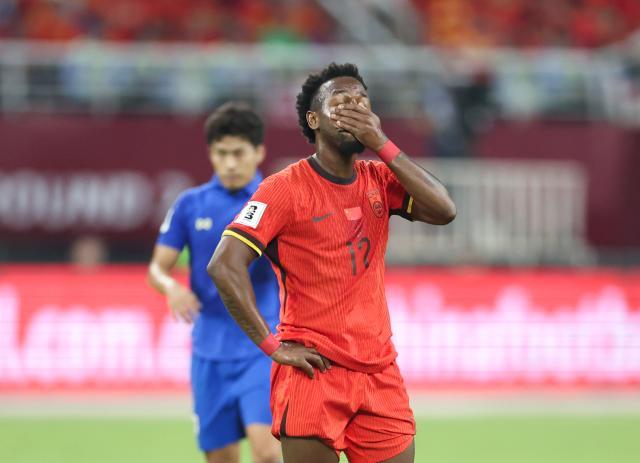 开云体育下载-费南多丢点无奈表现不佳 抢罚任意球违反战术纪律